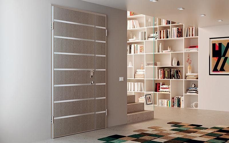 Un soggiorno con una libreria e una porta