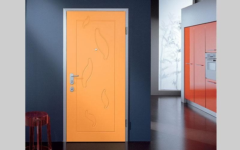 Una porta arancione è in una stanza con armadietti rossi