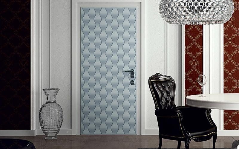 Una stanza con una porta che ha un motivo