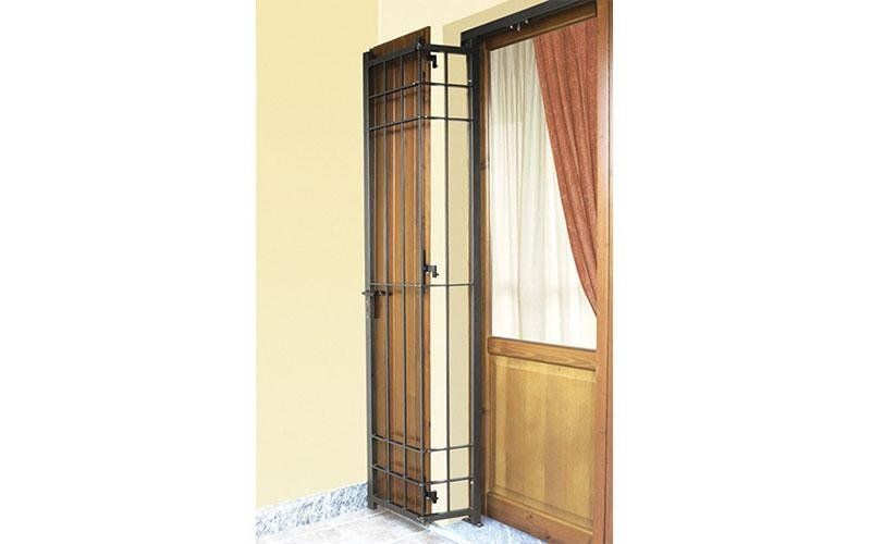 Una porta di legno con una griglia di metallo.