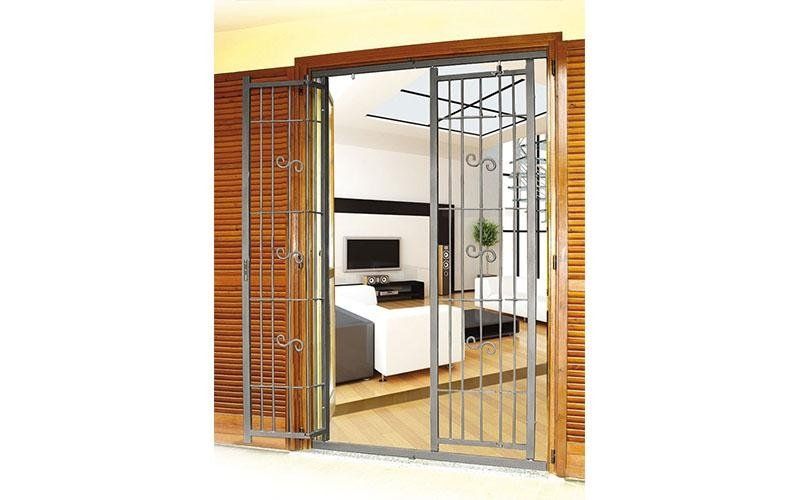 Un soggiorno con una porta scorrevole in vetro e un cancello in ferro battuto.