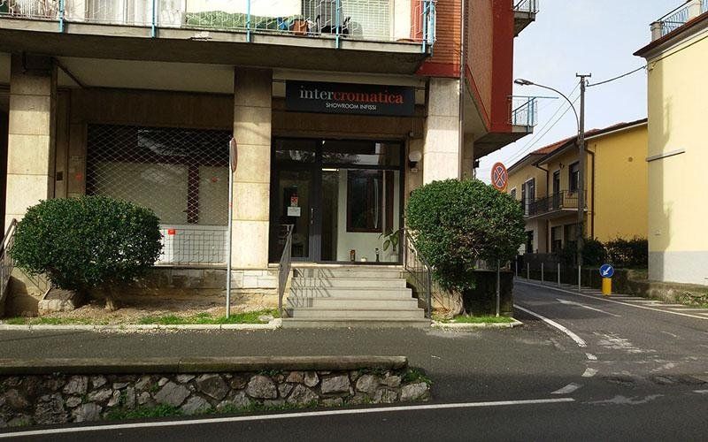 Un edificio con un cartello che dice