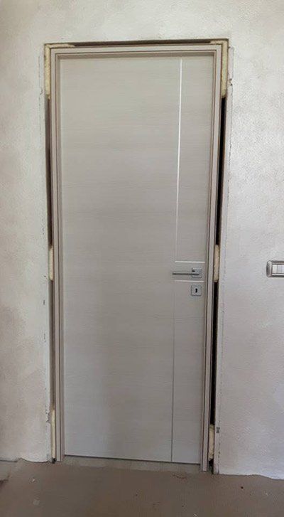 porta battente posa in opera intercromatica La Spezia