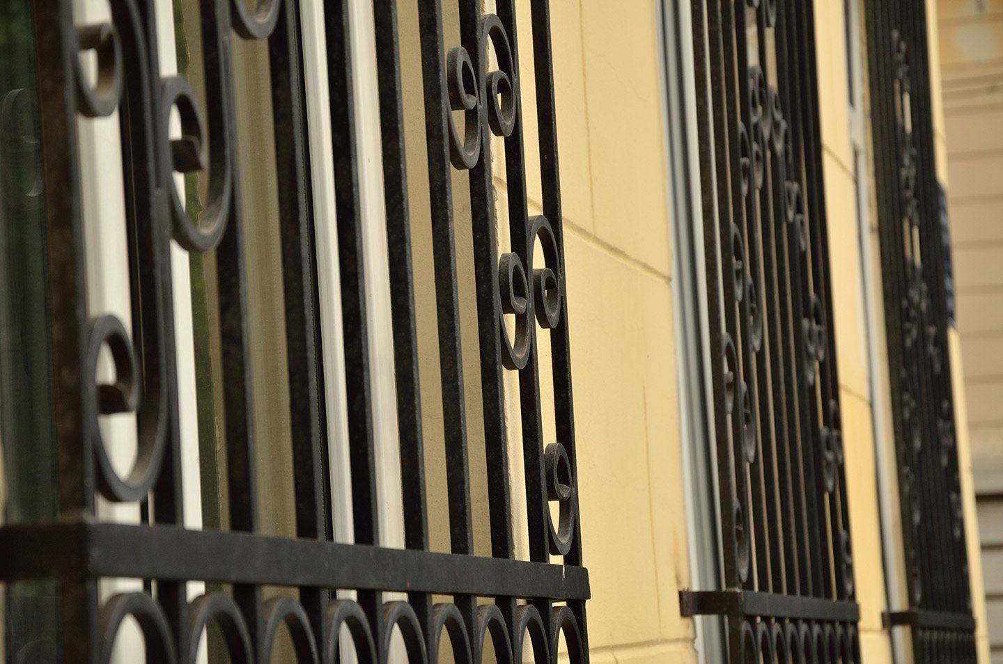 Un primo piano di una finestra con una recinzione in ferro battuto attorno