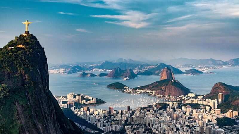 Estátua do Cristo Redentor no topo do Morro do Corcovado com vista para o Rio de Janeiro, Brasil.