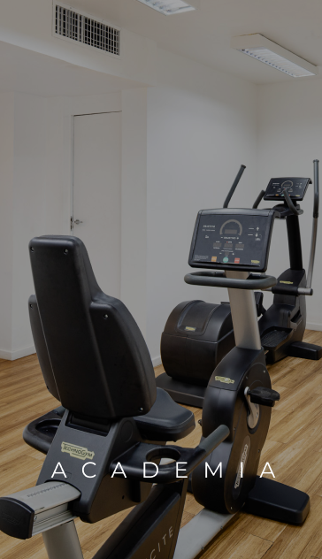 Bicicleta ergométrica reclinada e máquina elíptica em uma academia com a palavra 