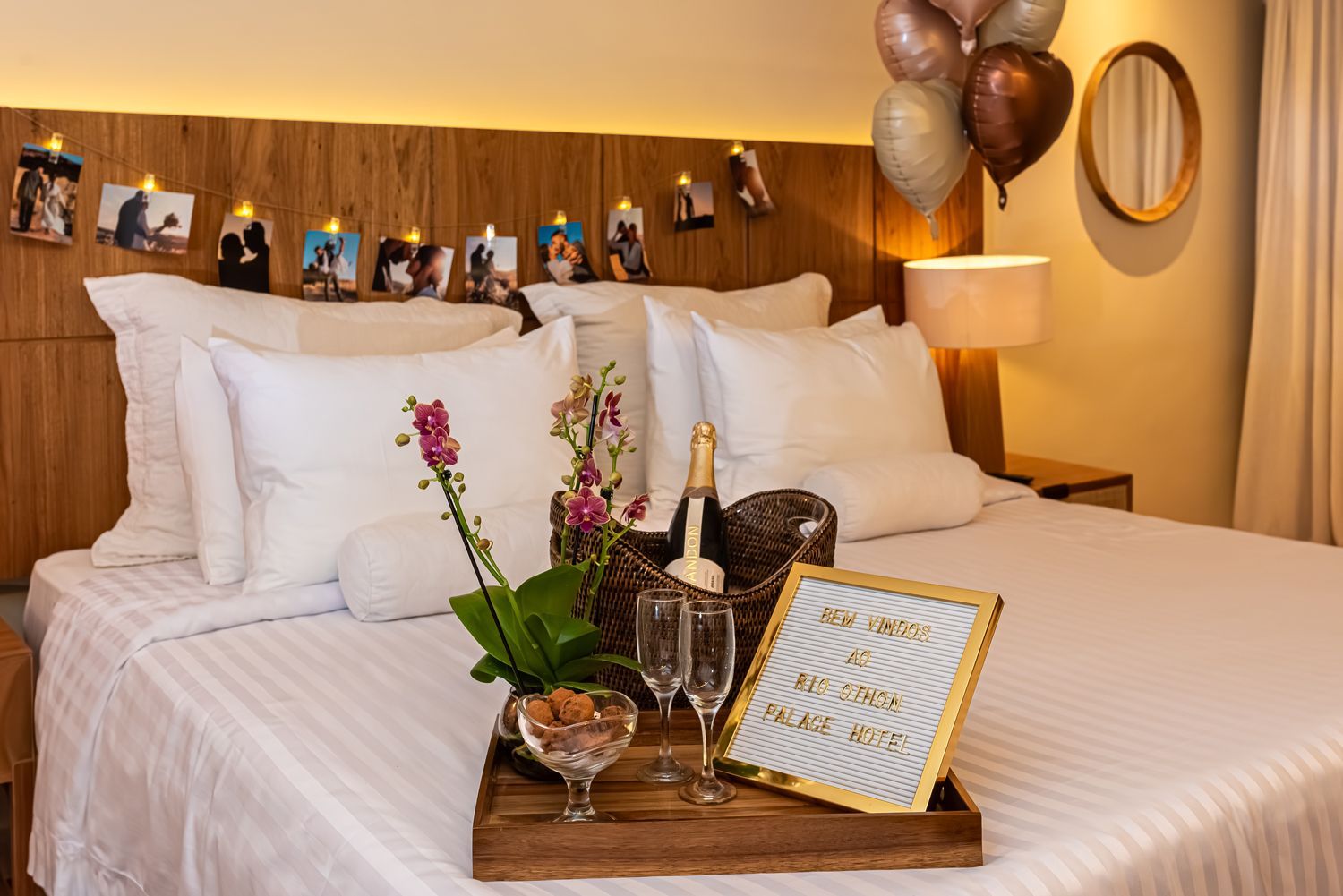 Um quarto de hotel com uma cama king size e piso de madeira