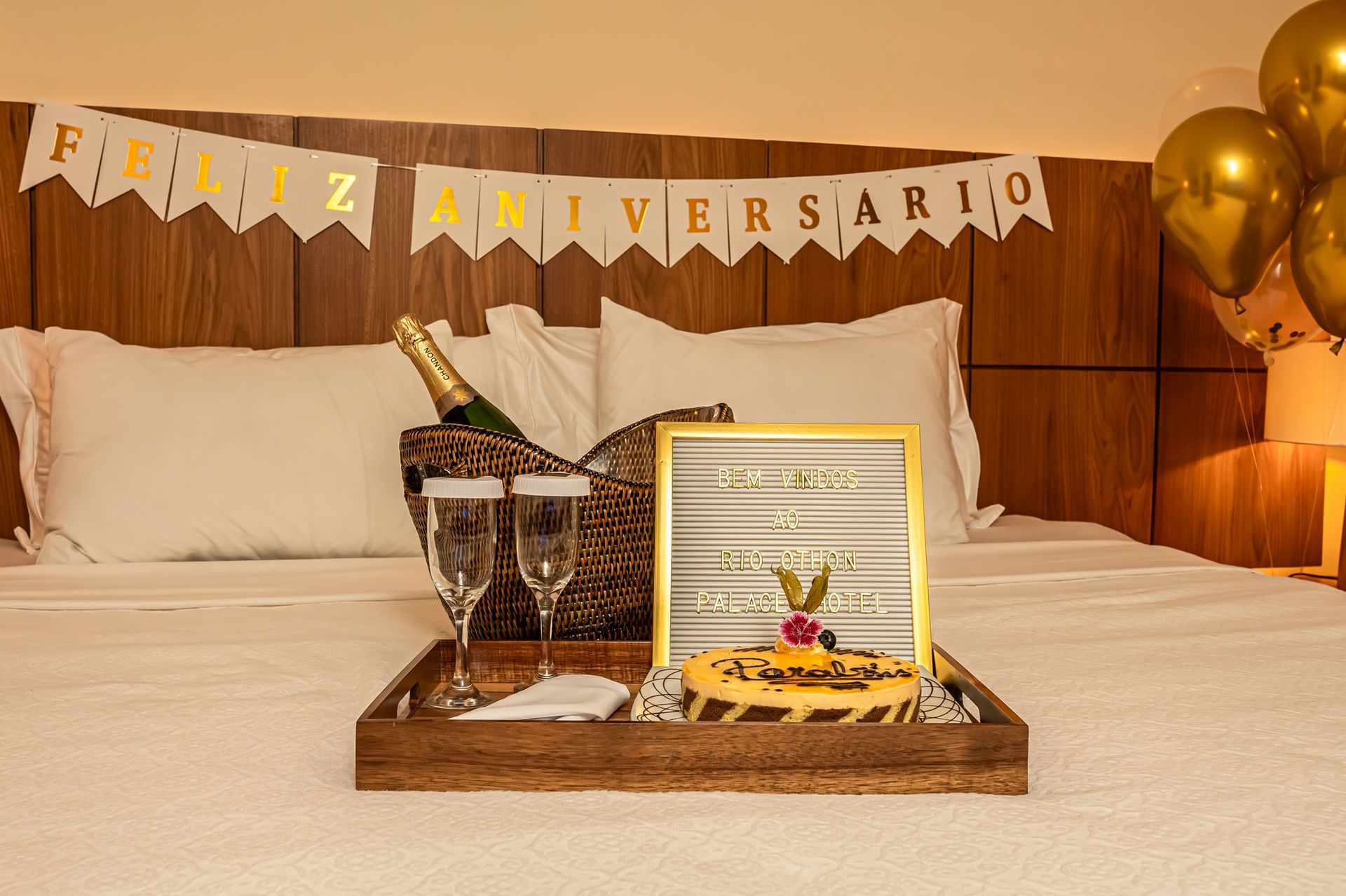 Um quarto de hotel com uma cama king size e piso de madeira