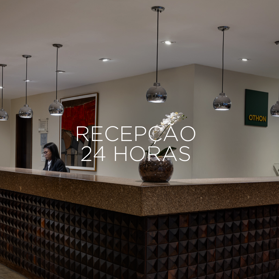 Balcão de recepção do hotel com um funcionário e a inscrição 