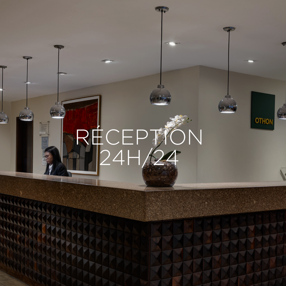 Balcão de recepção do hotel com um funcionário e a inscrição 