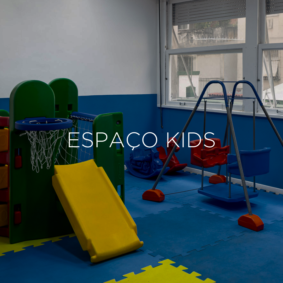 Área de recreação infantil com escorregador, cesta de basquete e balanços. O texto 