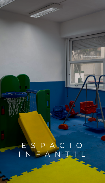 Sala de jogos com escorregador amarelo, cesta de basquete e balanços sobre tapetes azuis e amarelos. Texto 