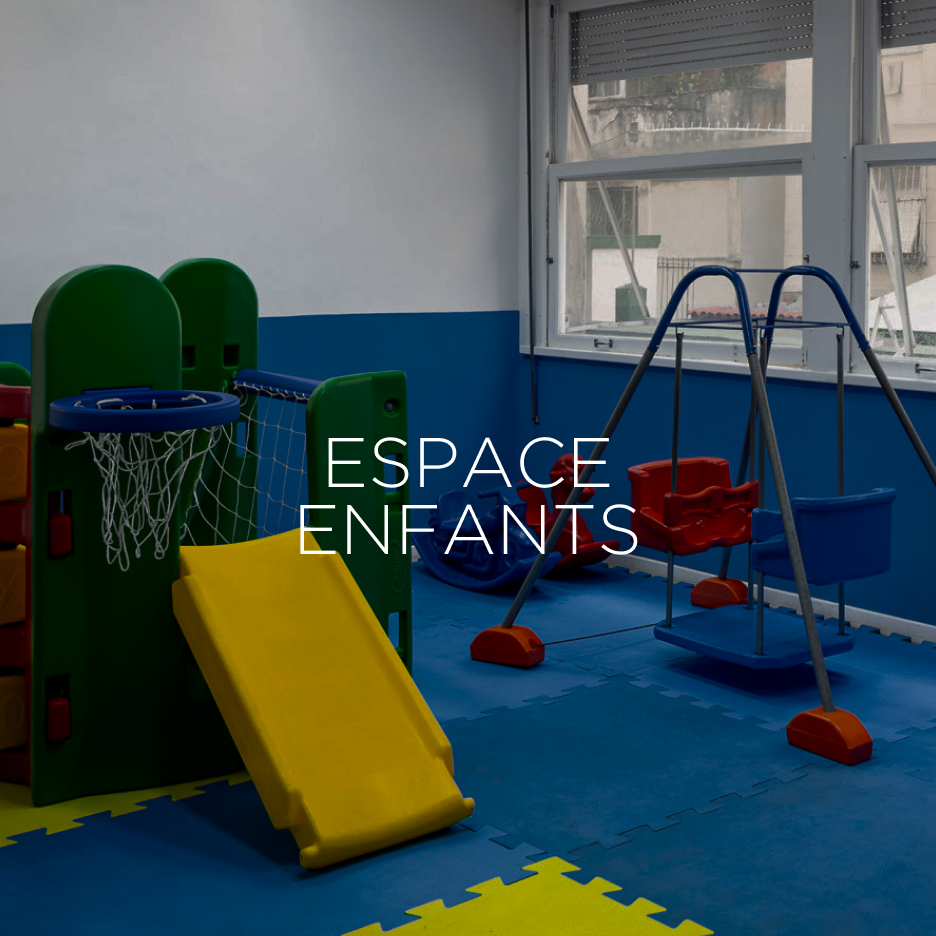 Área de recreação infantil com escorregador, cesta de basquete e balanços. O texto 