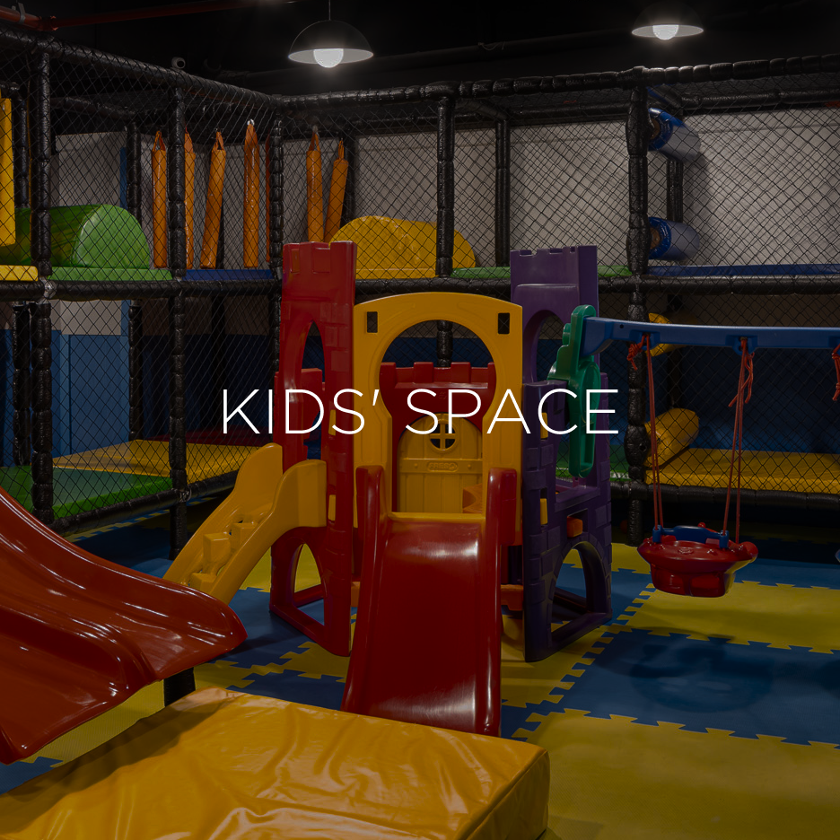 Parque infantil coberto com escorregadores, túneis e uma estrutura em forma de castelo; aparece o texto 