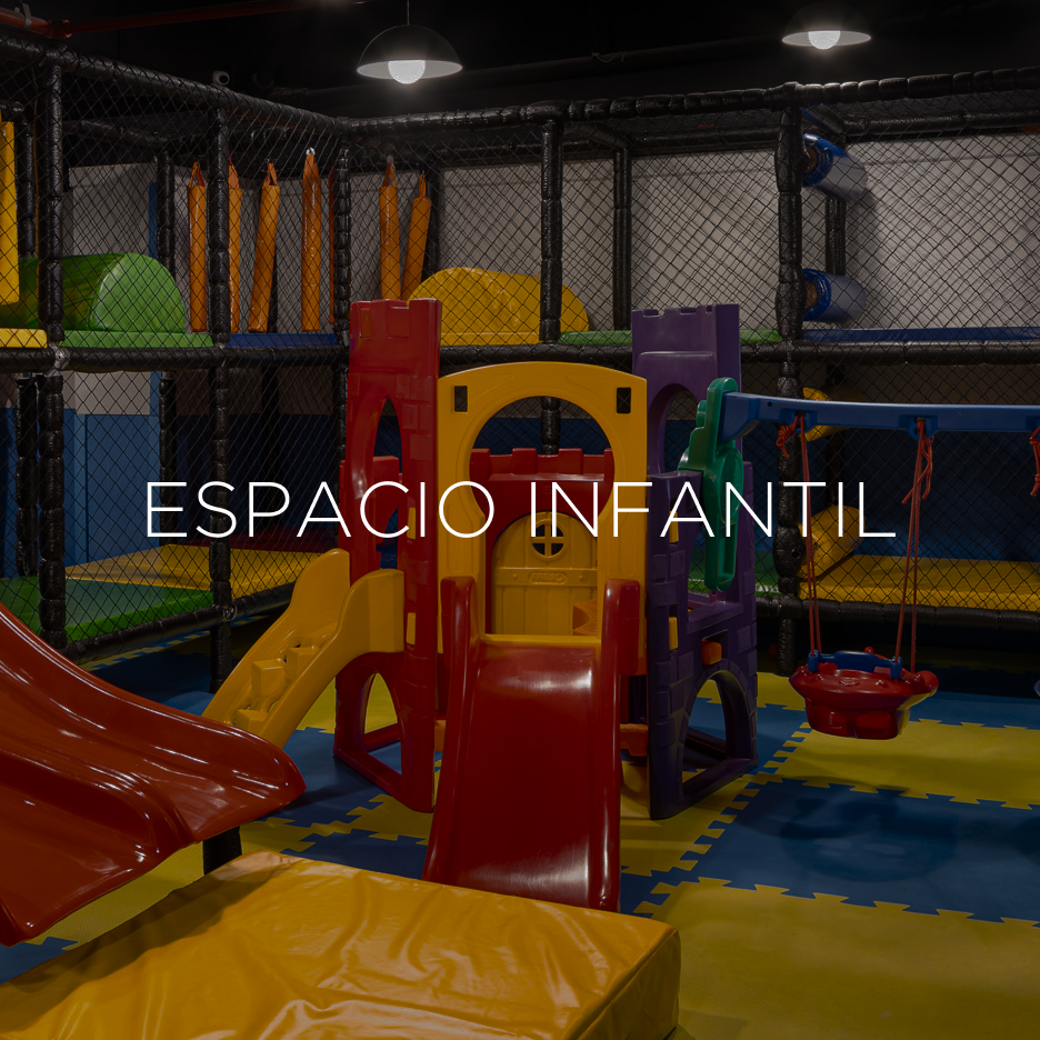 Parque infantil coberto com escorregadores, túneis e uma estrutura em forma de castelo; aparece o texto