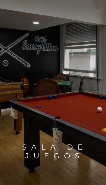 Mesa de bilhar na sala de jogos, feltro vermelho, bolas, texto branco 