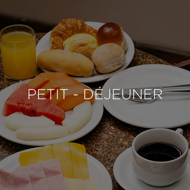 Café da manhã completo com café, suco, doces, frutas e presunto.