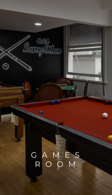 Mesa de bilhar na sala de jogos, feltro vermelho, bolas, texto branco 