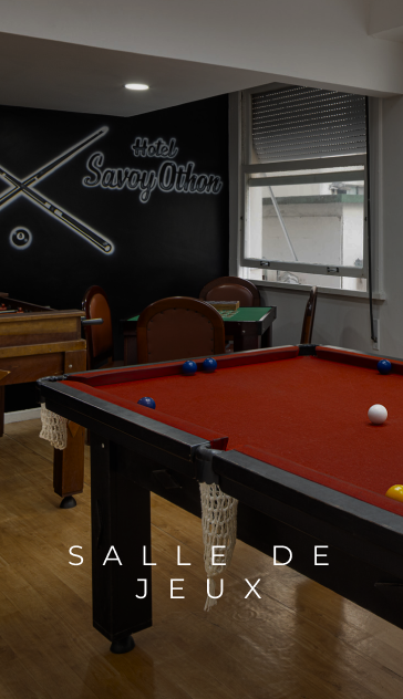 Mesa de bilhar na sala de jogos, feltro vermelho, bolas, texto branco 