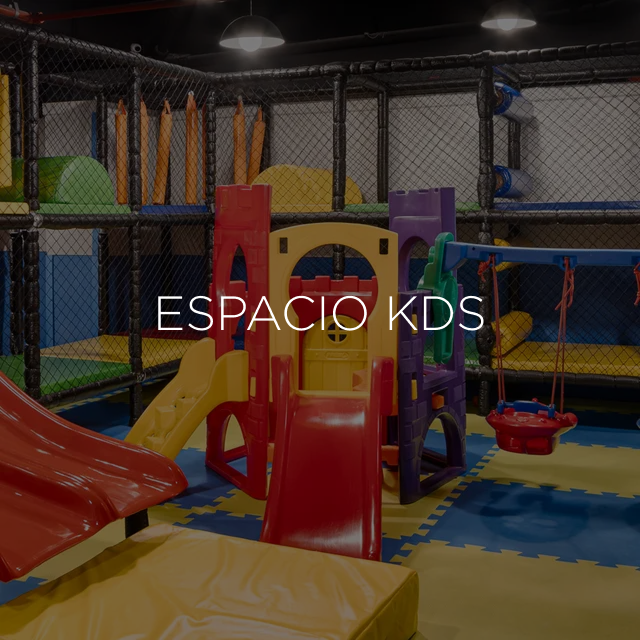 Parque infantil coberto com escorregadores, túneis e uma estrutura em forma de castelo; aparece o texto 