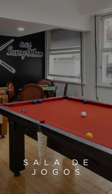 Mesa de bilhar na sala de jogos, feltro vermelho, bolas, texto branco 