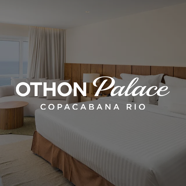 Interior de quarto de hotel com cama, sofá e vista para o mar; logotipo do Othon Palace Rio sobreposto.