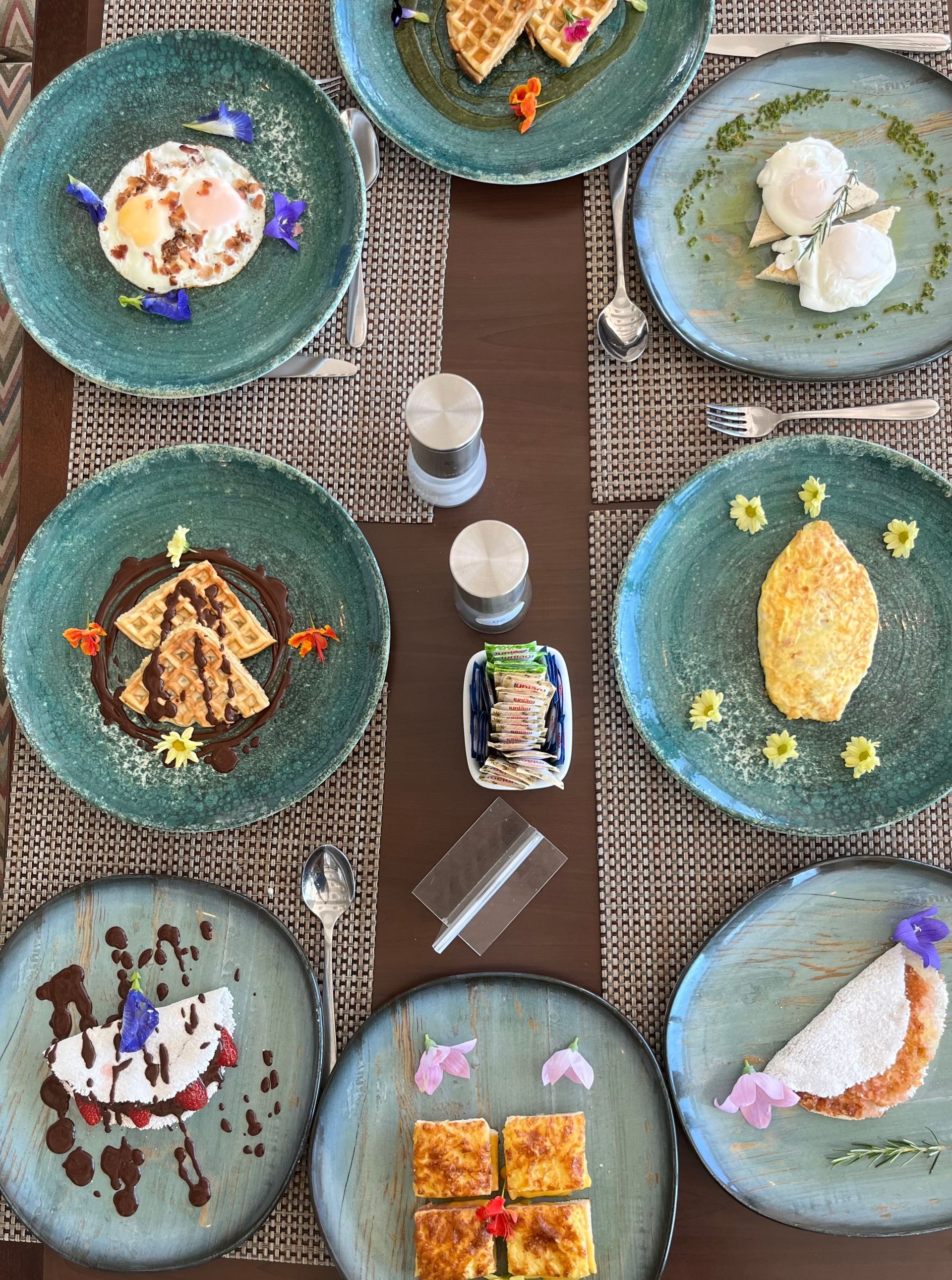 Uma mesa coberta com pratos de comida e utensílios.