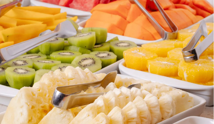 Prato de frutas com abacaxi, kiwi, laranja, manga, mamão e melancia.