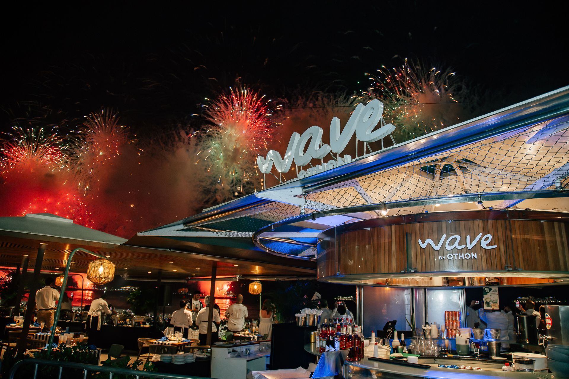 Fogos de artifício sobre o bar 