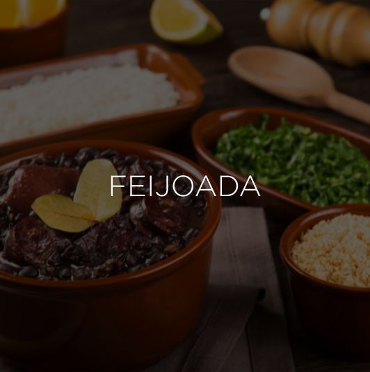 Feijoada com acompanhamentos: arroz, verduras e farofa em tigelas marrons.