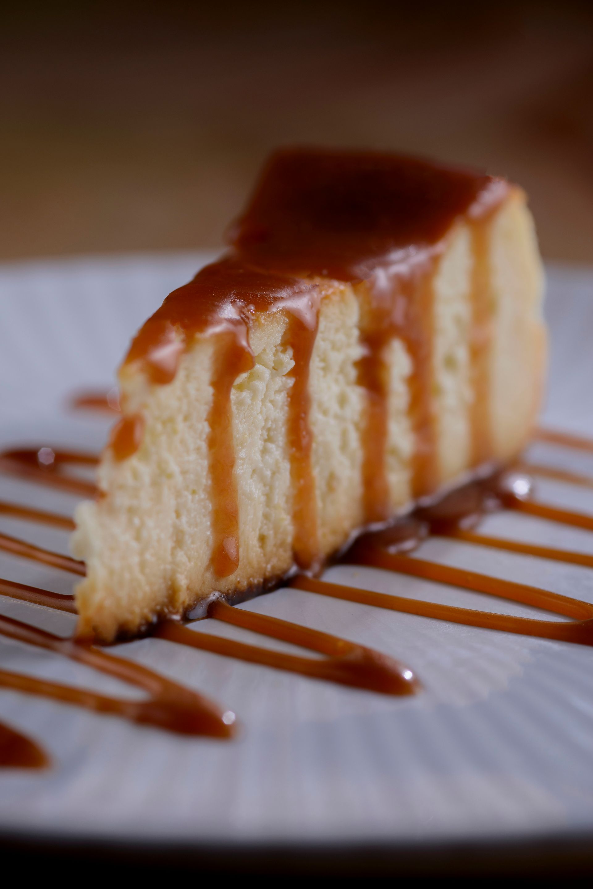 Um close de um prato de comida sobre uma mesa.