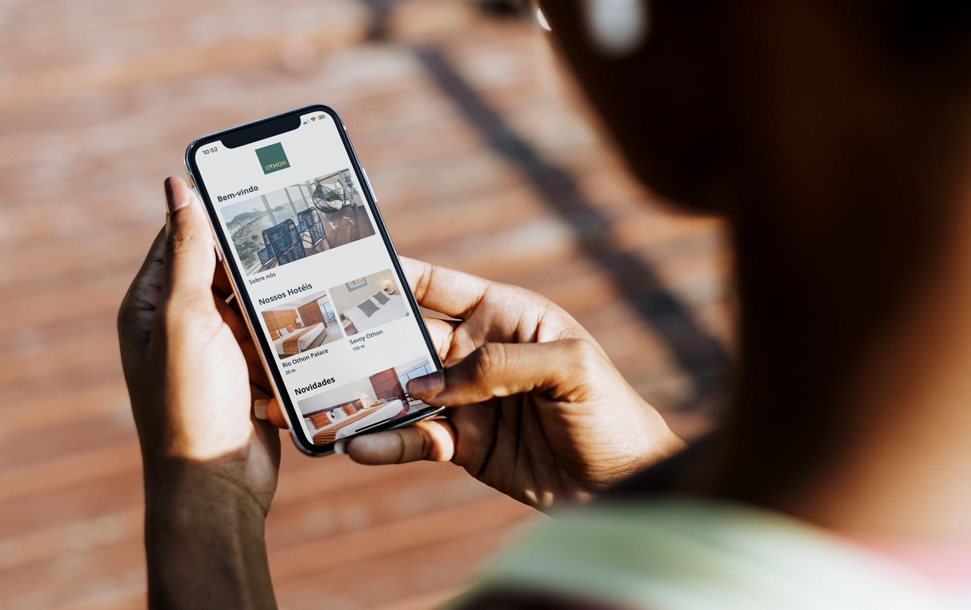 Uma pessoa está segurando um celular nas mãos.