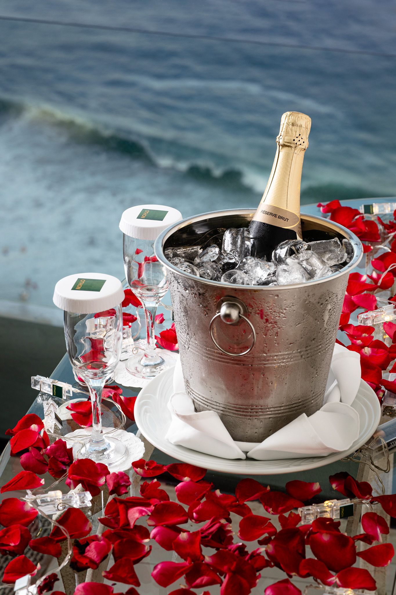 Uma banheira cheia de espuma e pétalas de rosa