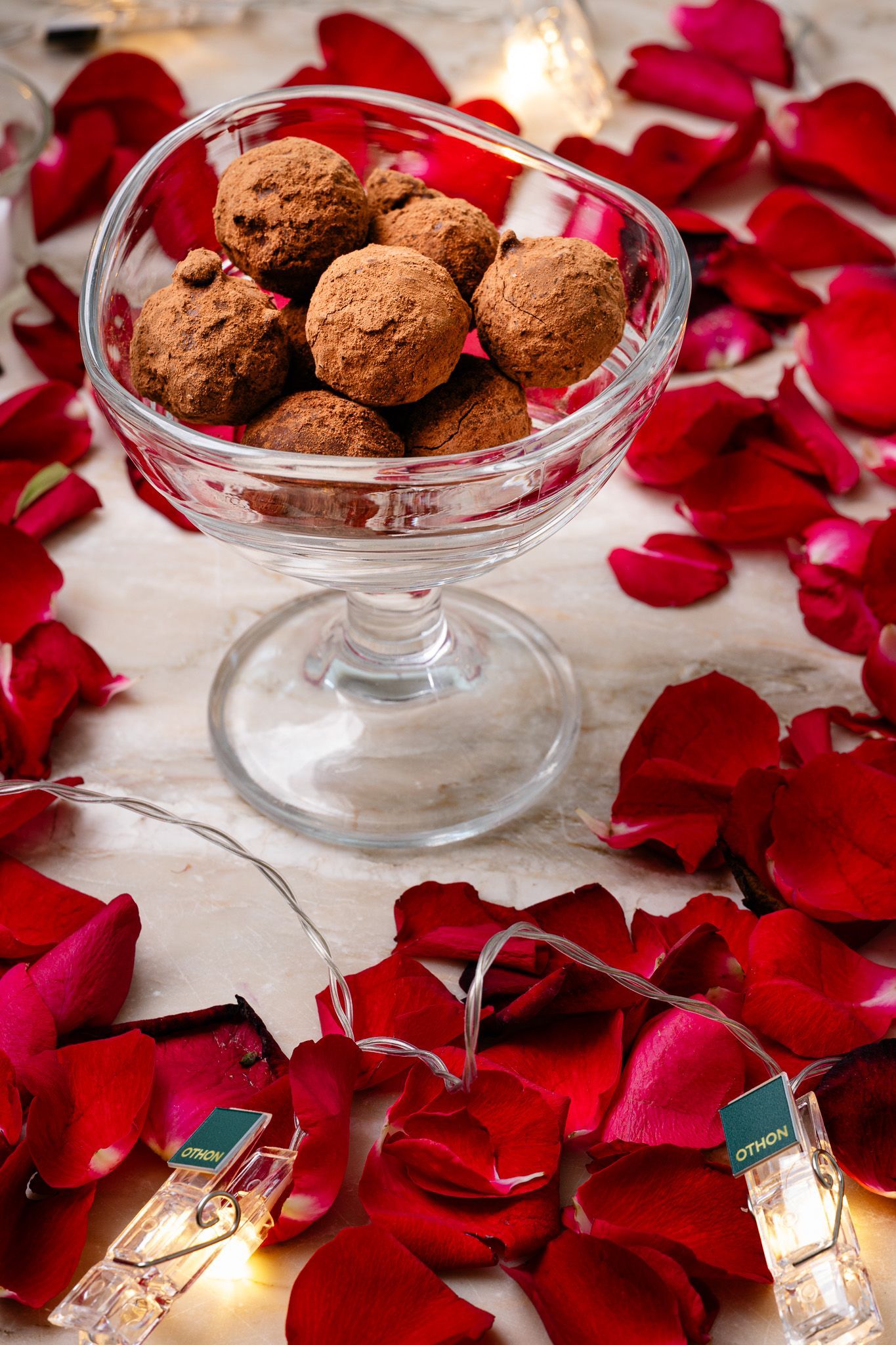 Uma mesa e cadeiras em uma varanda com vista para o oceano