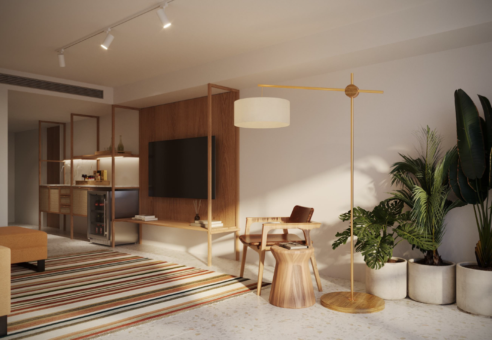 Uma sala de estar com uma mesa, cadeiras, um candeeiro e uma televisão.