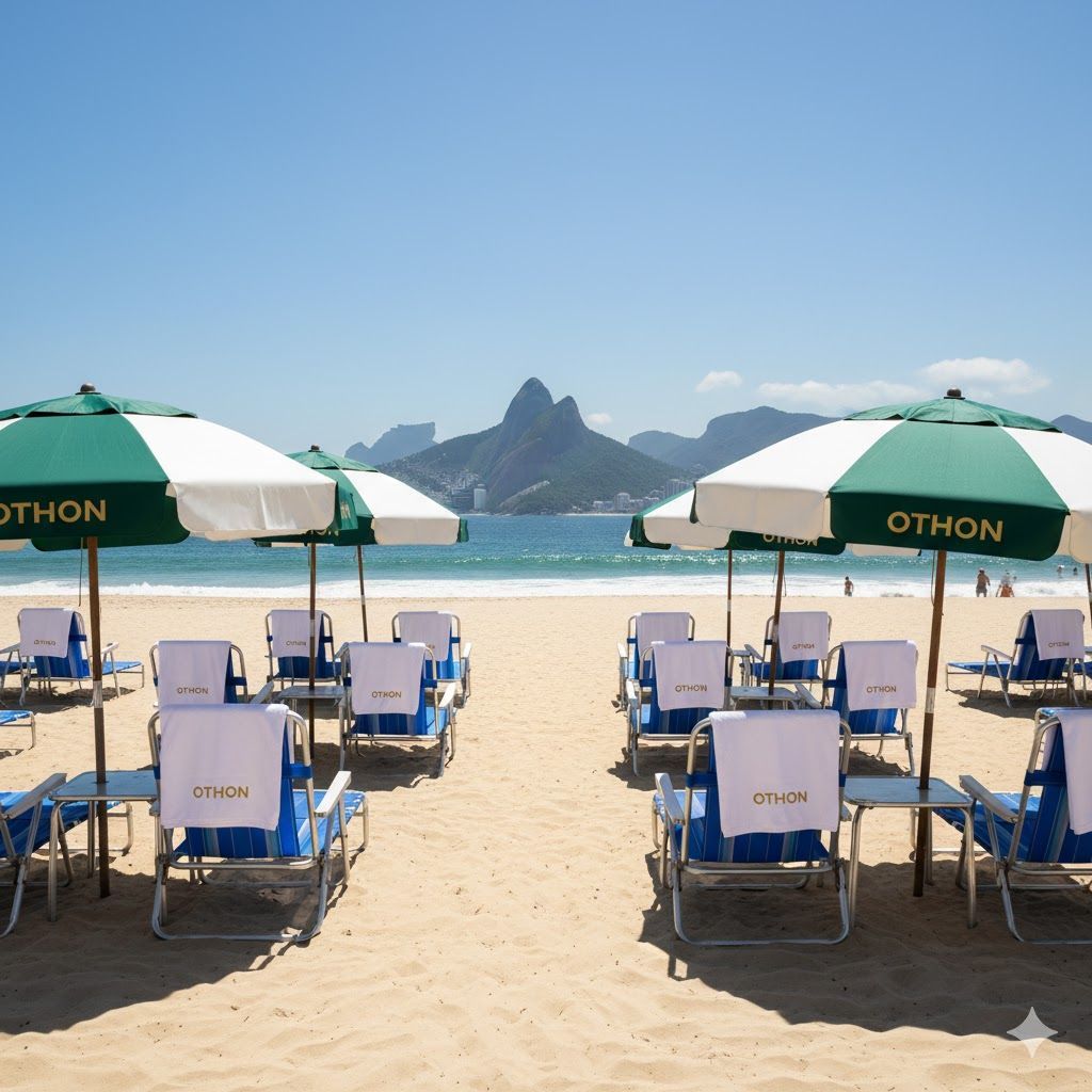 Cena de praia com fileiras de cadeiras azuis sob guarda-sóis verdes e brancos; uma montanha ao fundo.