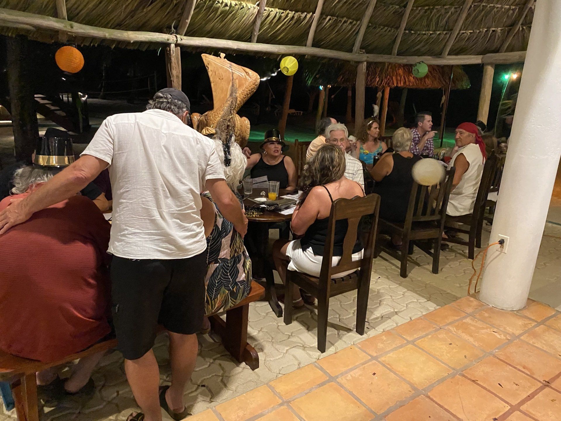 A group of people are sitting around a table in a restaurant.