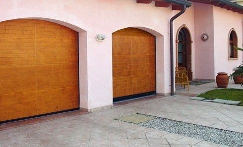Portoni per garage in legno su misura