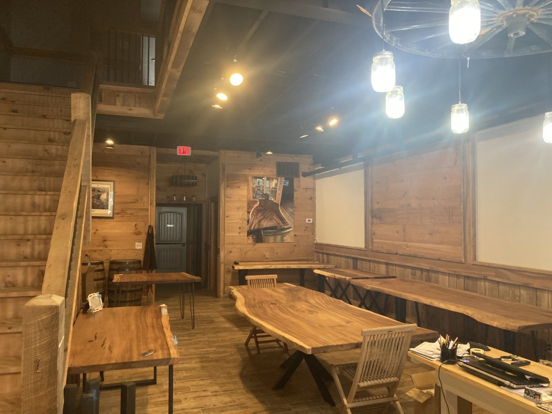 There are many tables and chairs in this room.