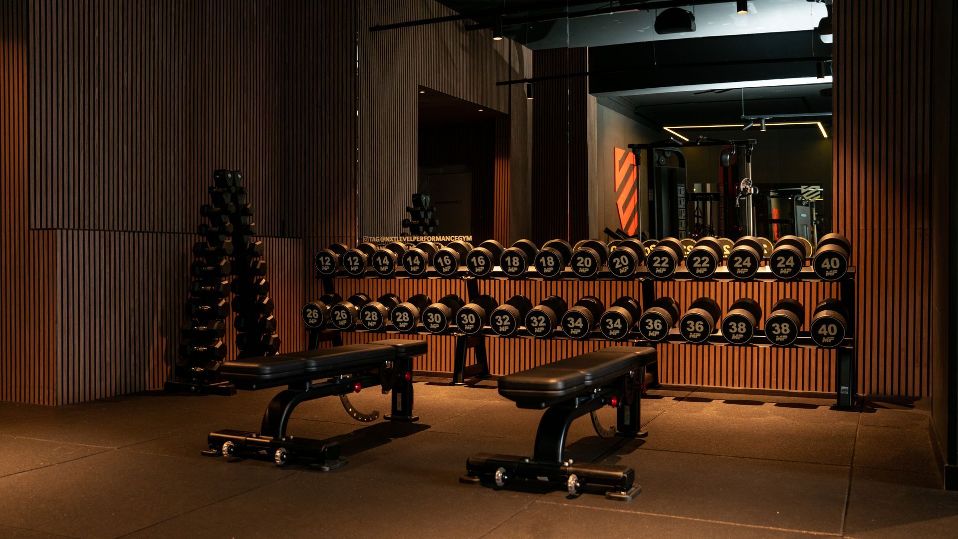 Vrouw traint met kettlebells in de sportschool. Ze draagt sportkleding.