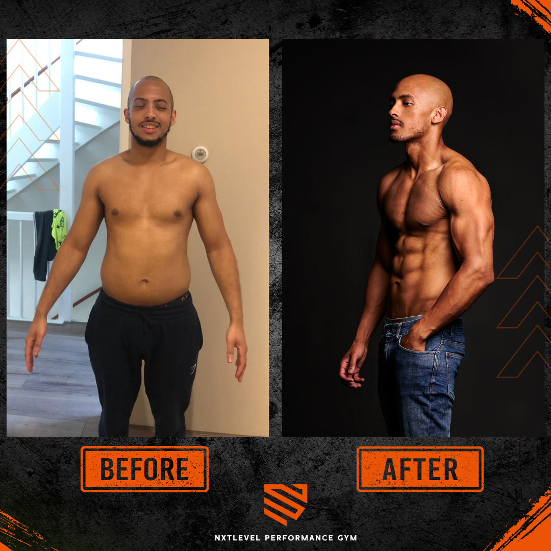 Vrouw doet sit-ups met een trainer in de sportschool, lachend, op roze matten.