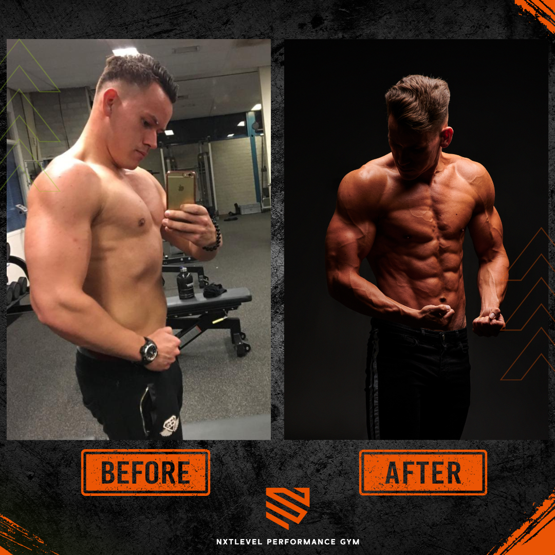 Vrouw in de sportschool met halters, kijkend in de spiegel. Zwarte sportkleding, spieren zichtbaar.