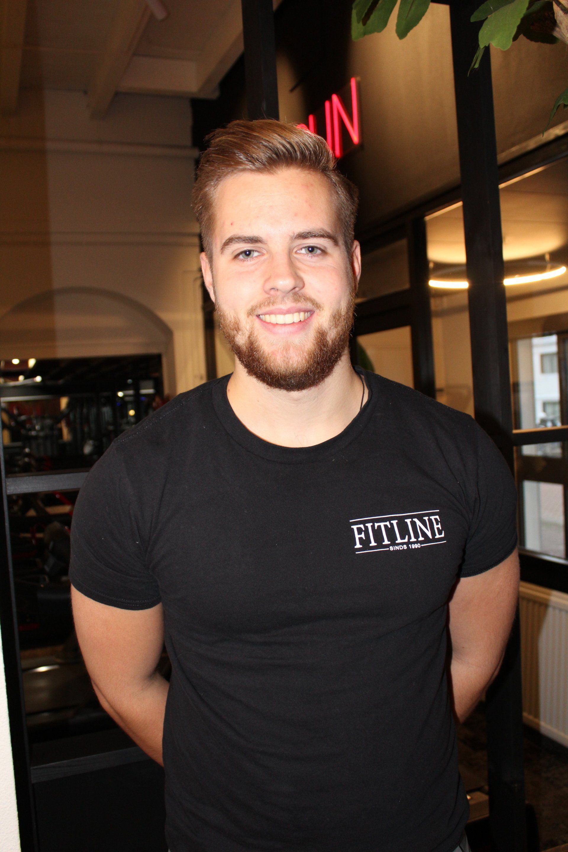 Man met baard en zwart