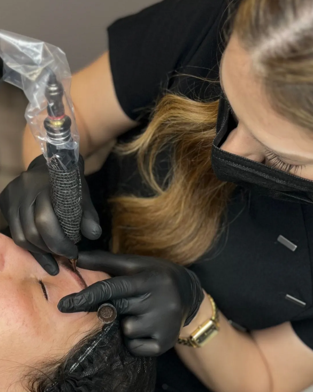 Eine Frau schminkt das Gesicht einer anderen Frau