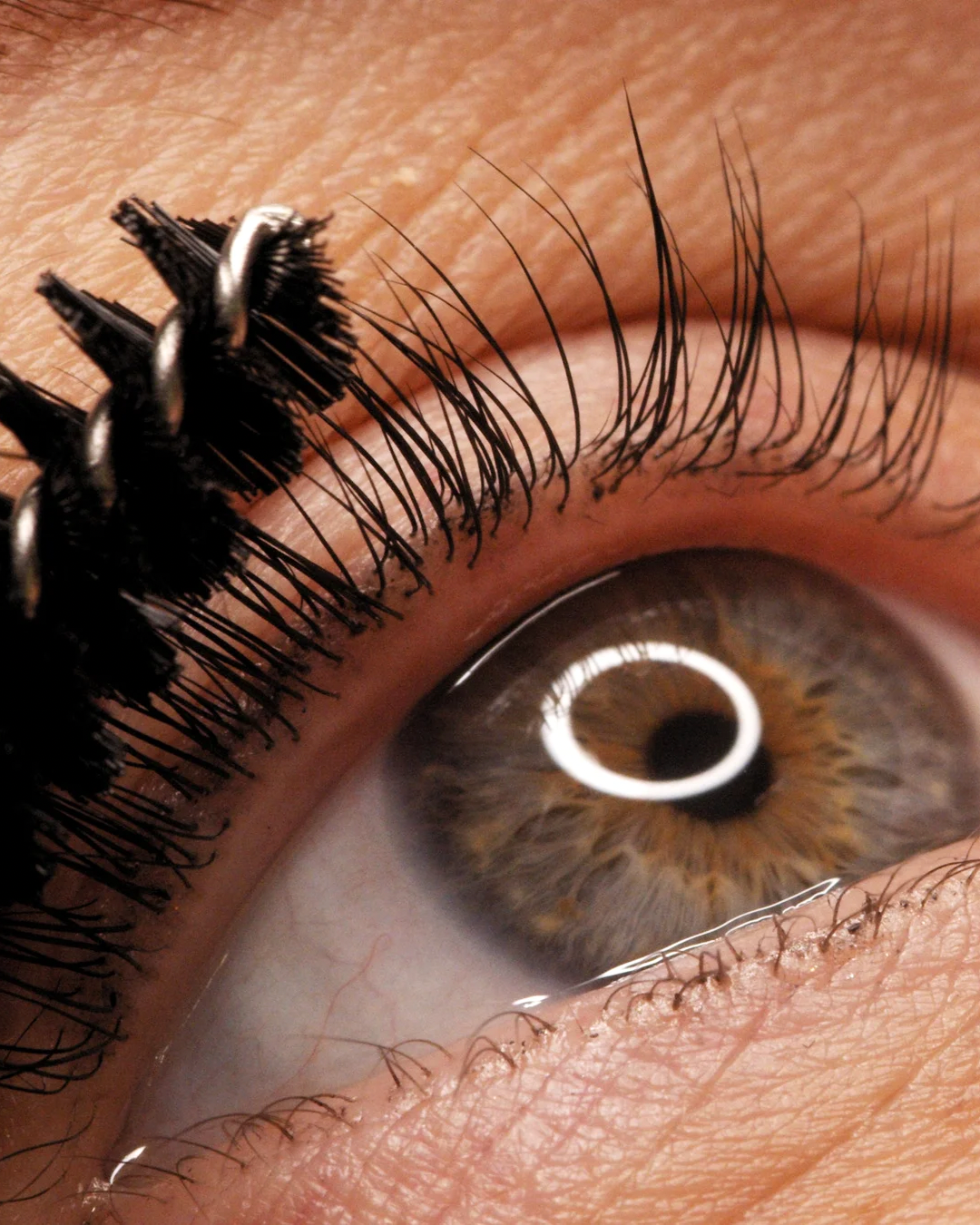 Eine Nahaufnahme eines Frauenauges mit Mascara darauf