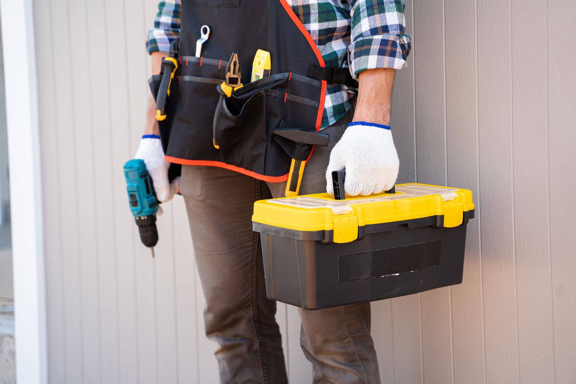 Installation, light repairs, and handyman services with drill and construction tools.