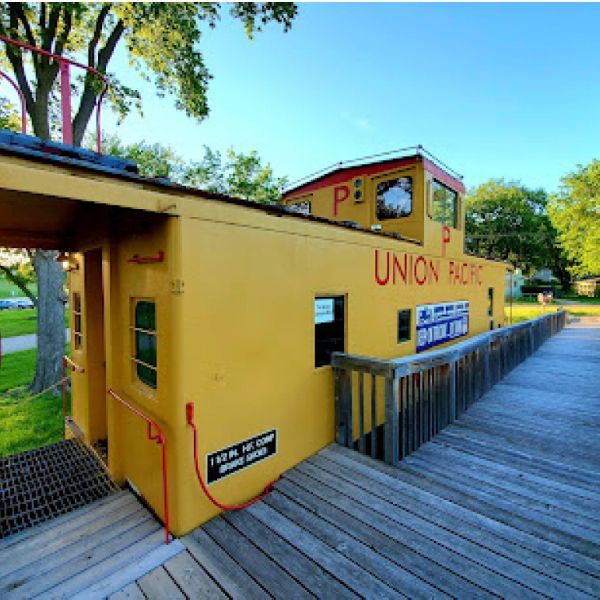A restaurant called stella 's bar and grill is surrounded by plants and rocks.