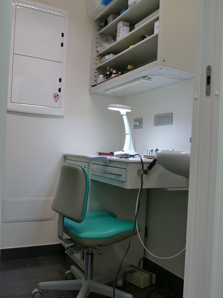 Uno studio dentistico con una scrivania e una sedia