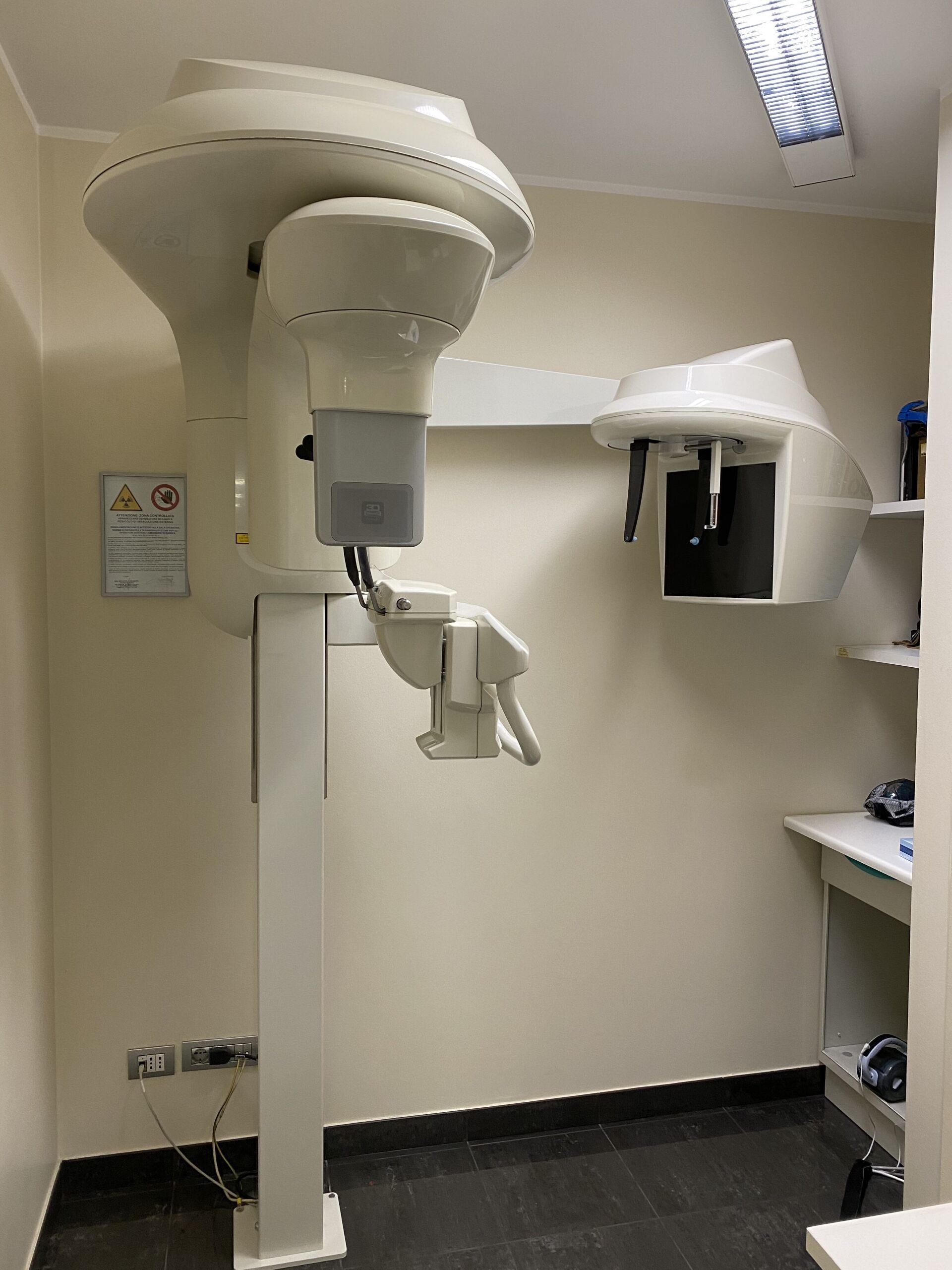 Una macchina a raggi X è posizionata in una piccola stanza