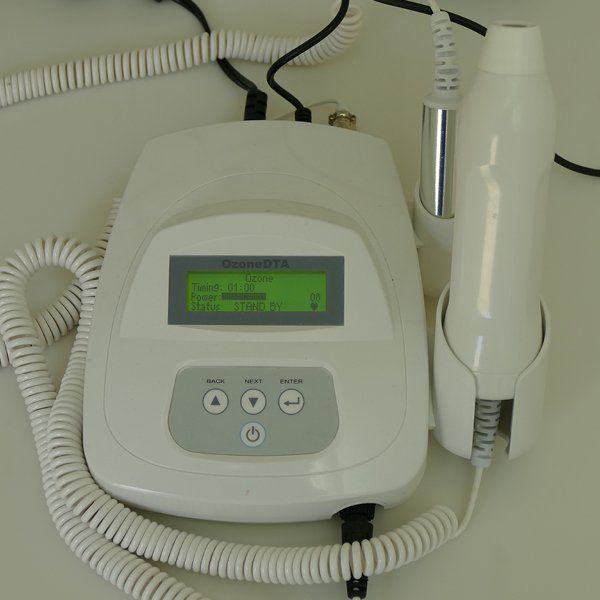 Un dispositivo bianco con uno schermo verde su cui è scritto 